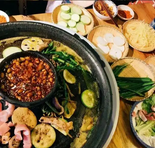 贵州的街边布满了各种各样的"苍蝇"馆子.烙锅应当上人气榜单.