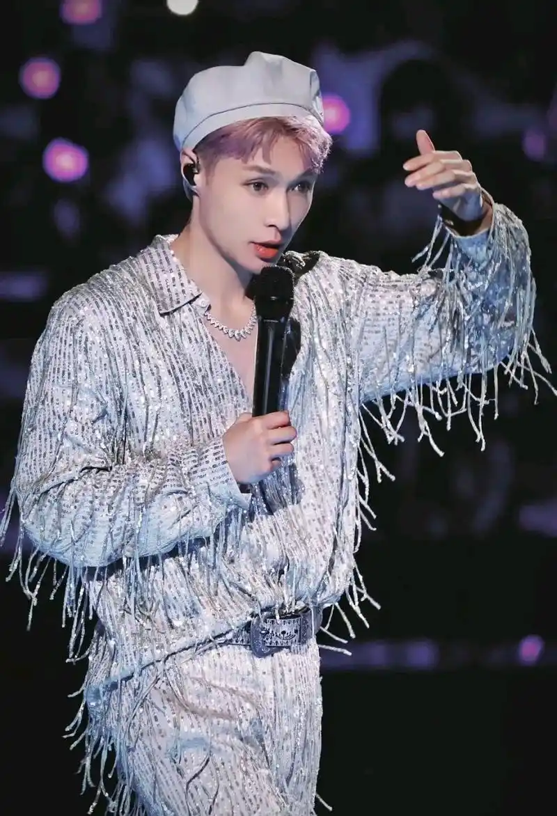 【张艺兴深圳演唱会:舞台效果惊艳,唱跳功力超凡,梁家辉,李治廷现场