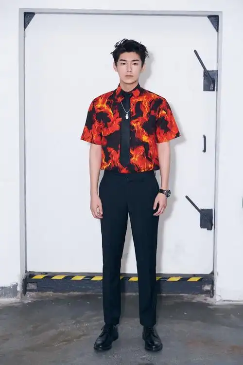 杨旭文现身时尚活动红黑撞色引人瞩目