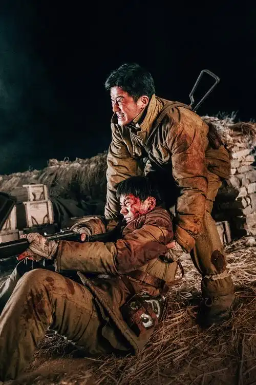 吴京带进组的拐杖,传给了易烊千玺丨《长津湖》七连兄弟情