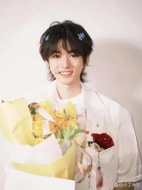 宋亚轩手捧鲜花,笑容灿烂如春日暖阳.