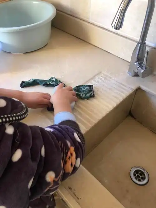 学会简单家务活(一)洗袜子——一(6)班