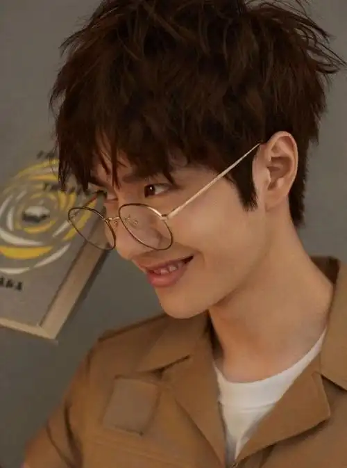 王一博:斯文雅痞眼镜杀