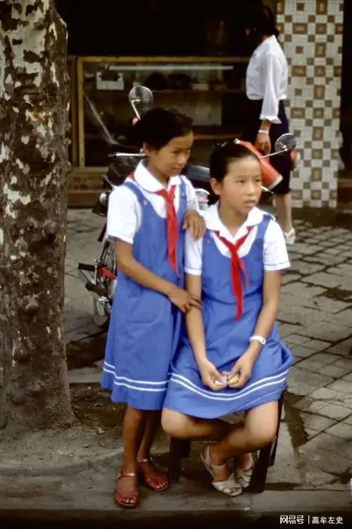 马路边两个穿着校服的女生.这两个女生的夏季校服很漂亮.