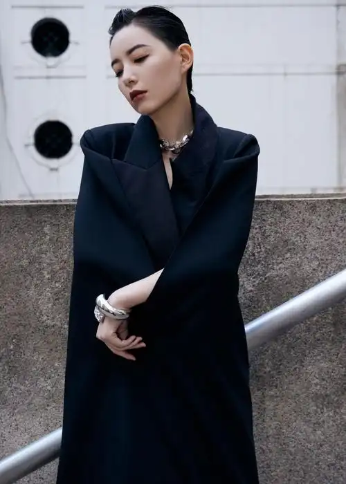 李斯丹妮身着黑色精裁斗篷感大衣参加线上看秀活动