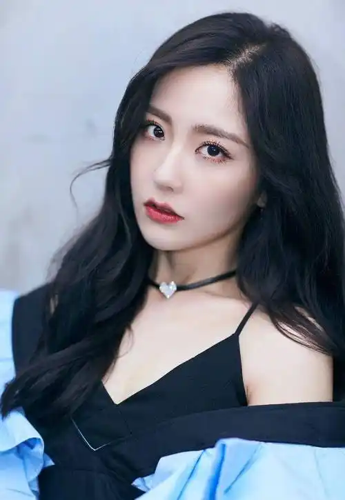 1),王艺瑾的演艺生涯作为女团硬糖少女303的成员之一的王艺瑾,自出道