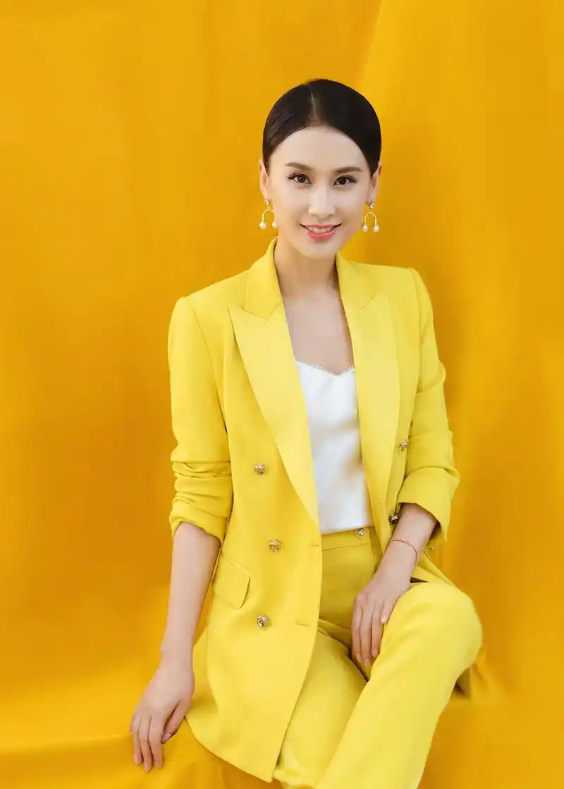 黄圣依穿黄西装优雅不失活力配珍珠耳环高贵大气