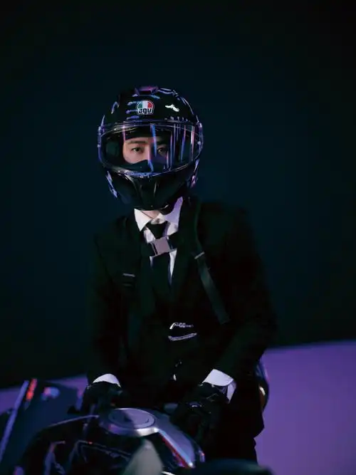 yibo-official: #王一博这就是街舞5# 头盔戴好,引擎拉满!