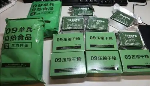 通信连下士王士成瞅了一眼小声嘀咕:"是不是炊事班灶台坏了做不了饭?