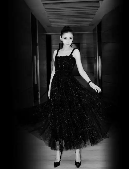 angelababy低调亮相华表奖 黑色吊带星空裙优雅大方