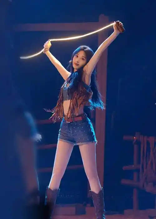 身高腿长惹人羡,被网友戏称"笨蛋美女",女团装太抢眼_身材_张俪_舞台