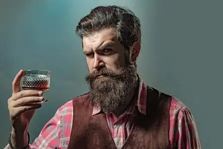 喝酒.啤酒和食物.在酒吧看体育比赛.男人喝啤酒,吃零食.