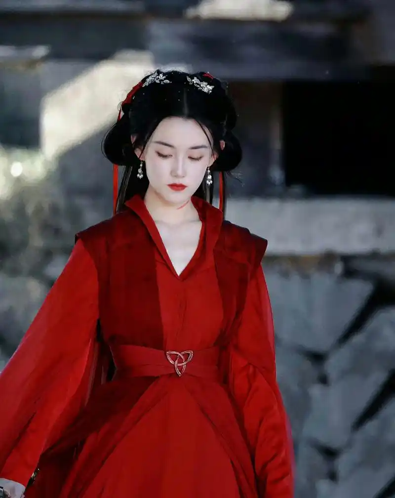 蒋依依在综艺《一拍即合的我们》里面的红衣古装扮相太美了,她好适合