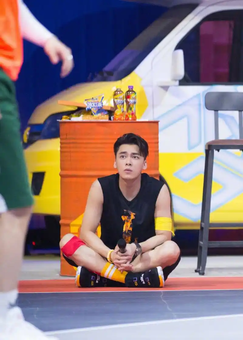 《我要打篮球》第二期精彩剧照公开 成熟性感李易峰花式抢人即将精彩