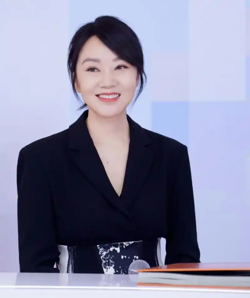 闫妮录节目状态好年轻,她脸上的皮肤看起来一点不松垮,穿一身黑色西装