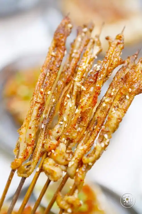 这又长又细的串串是鸡皮,很多烧烤店都没有.