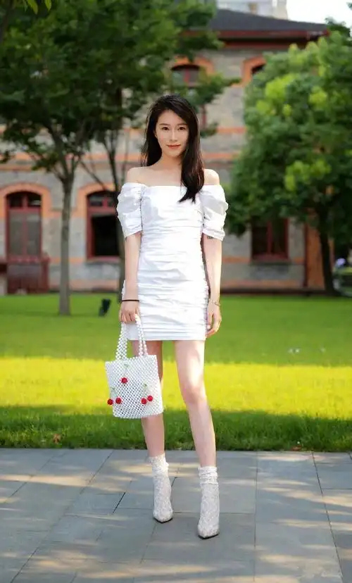 美女搭配高跟鞋,穿出清新雅致女人味