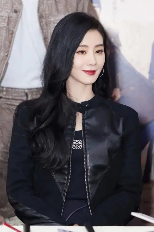 刘诗诗一身黑裙露纤细美腿红唇卷发气场全开