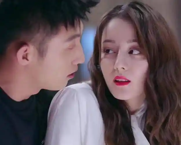 迪丽热巴黄景瑜同框照曝光,疑似同居还是巧合?粉丝热议不断!