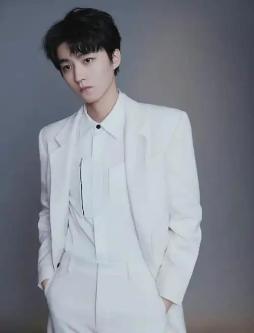 纯白色穿搭 贵气精致小王子 98#王俊凯