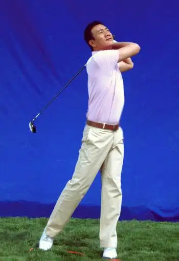 组图:胡军新广告展运动天赋 粉红t恤优雅挥杆