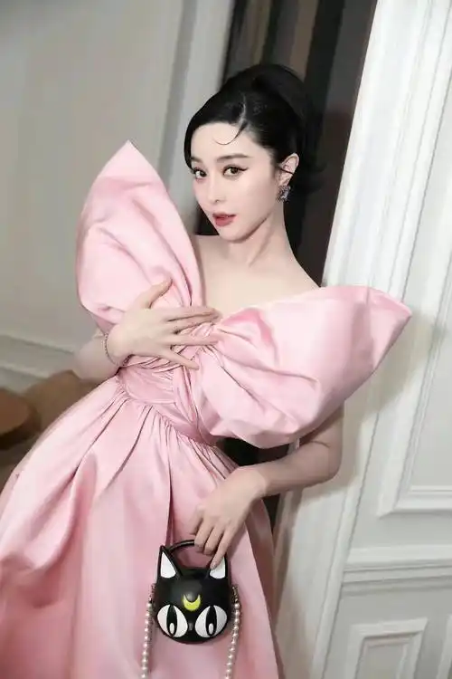 范冰冰出席巴黎时装周身穿一袭粉色蝴蝶结长裙亮相化身美少女战士