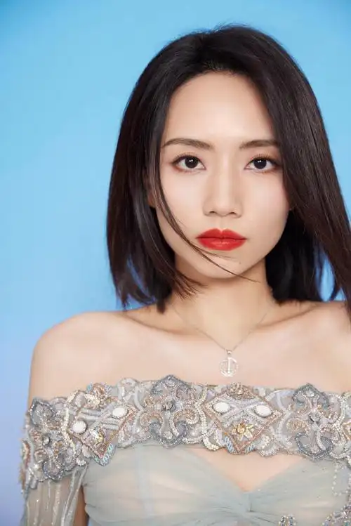 刘惜君献唱宁荣荣角色曲心若琉璃