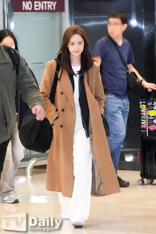 240213 林允儿首尔金浦机场到达相关一则    3230343730