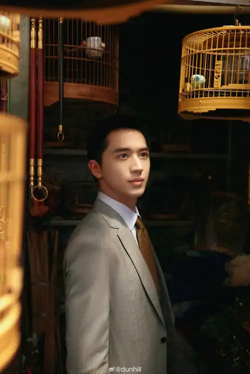 演员,歌手@许魏洲zz身着#dunhill 2024春夏系列#灰色羊毛羊绒微型千鸟