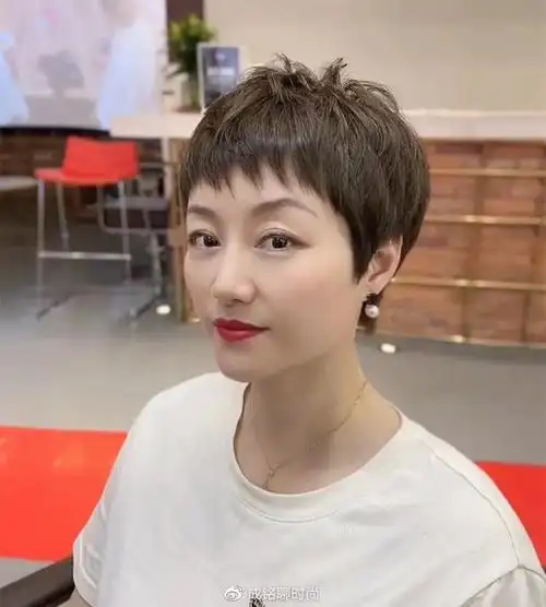 的款式一定要结合具体的情况而定,不能一味地模仿,再好看的发型不适合