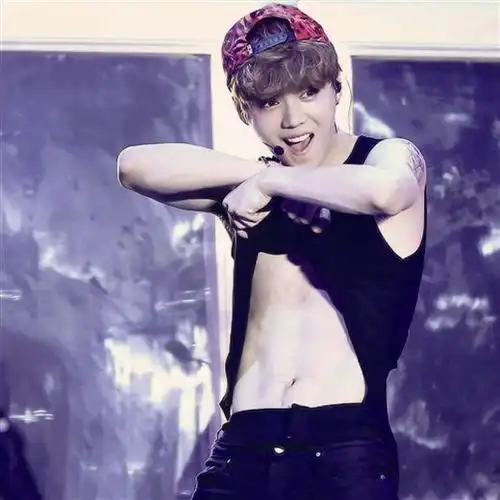 鹿晗肚子上有毛