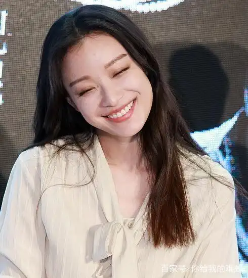 倪妮担纲话剧女主角甜笑"歪头杀"长发飘飘妩媚撩发文艺范足