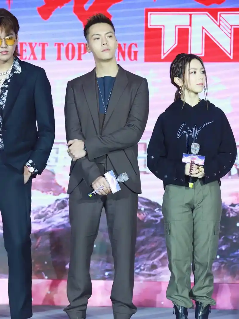 吴亦凡陈伟霆同框,一样是穿西装,怎么搭配个花衬衫就更抢镜?