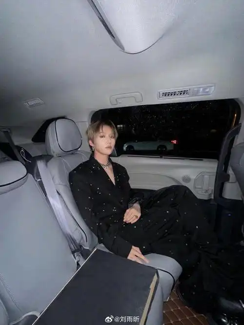 刘雨昕今日微博晒了在la的9宫格明信片