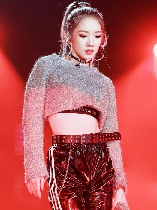 孟美岐的身材堪称极品,身穿泳衣太撩人,一颦一笑都化身为小妖精