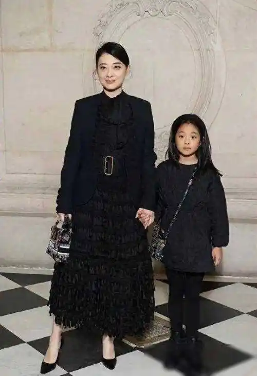 48岁梅婷携10岁女儿见世面她断崖式衰老撞脸倪萍女儿一张