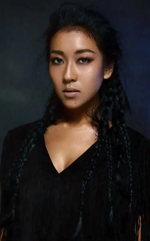 看超女吉克隽逸敢型敢秀的人生,黑皮肤又咋了,怎么穿都很美