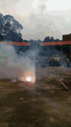 热闹化州多间红砖厂被政府关闭村民放鞭炮庆祝