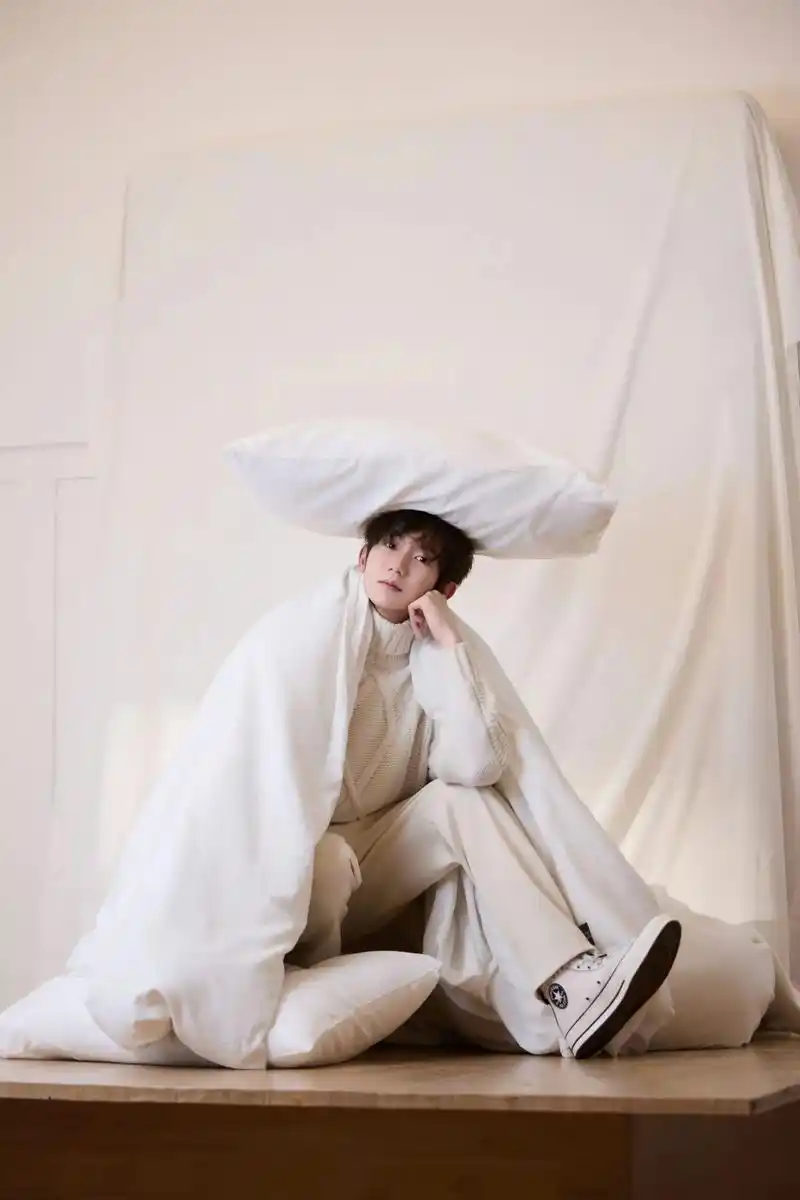 光影下的少年感谁懂啊#王源#王源氛围感写真图#少年感 #偶像