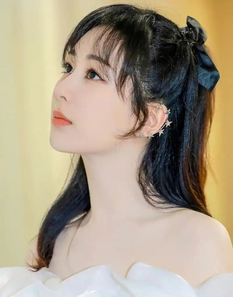 杨紫        看了杨紫新物料出图,发现紫妹变化好大,一改往日刘海遮面