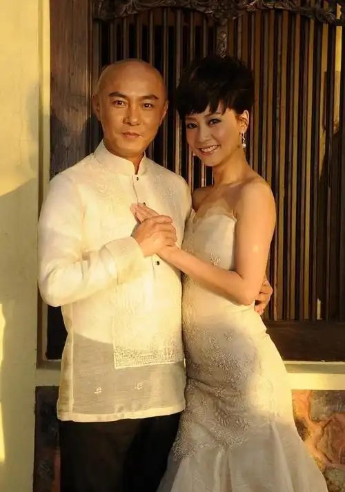 穿二手婚纱,3次婚礼2次流产,张卫健的婚姻令明星夫妻汗颜