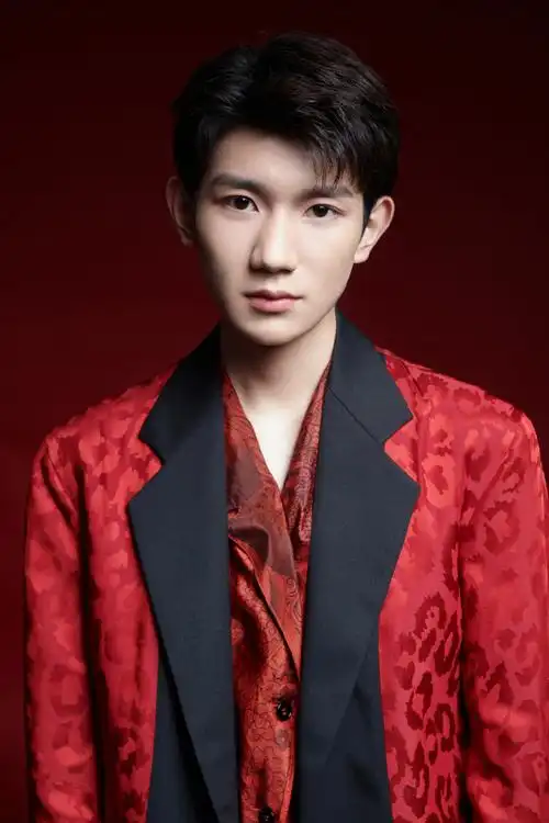 王源春晚帅气迷人写真图片