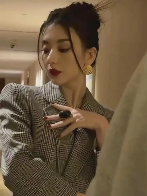 方媛晒照气场全开单独出镜参加活动霸气十足