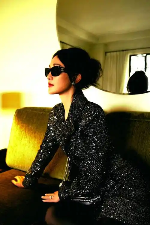 周迅新造型酷飒有型,穿一身银色亮片套装,时尚耀眼又显个性!