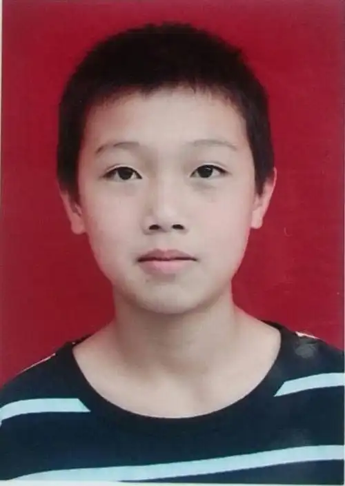 我现在16岁,这张照片是我今年的初中毕业头相.现在上高一了