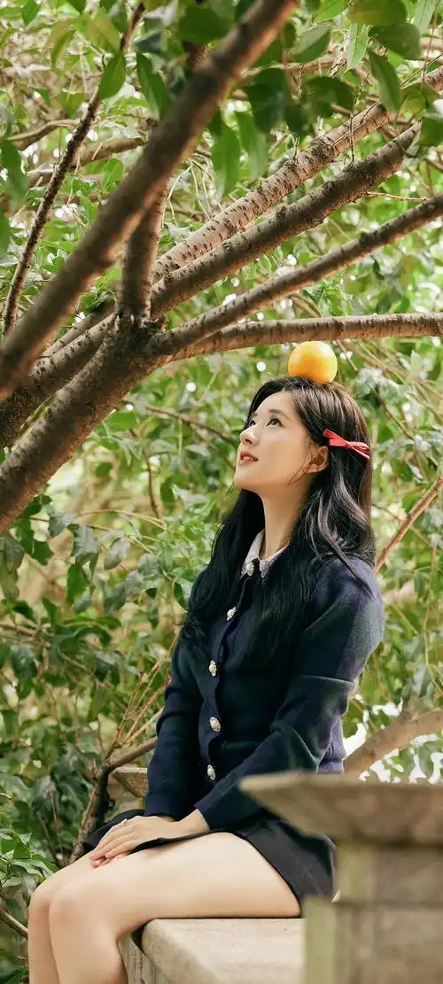 赵露思学生制服穿搭坐在路边头顶橙子初恋的感觉手机壁纸