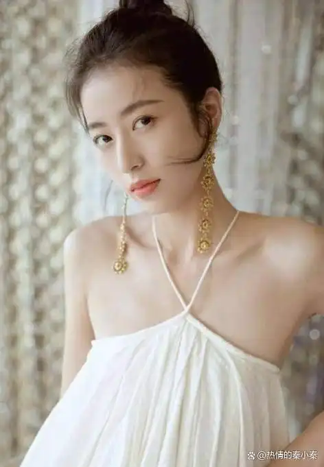 这位29岁的女明星以她独特的魅力,扎实的演技和性感的身材成为了众多