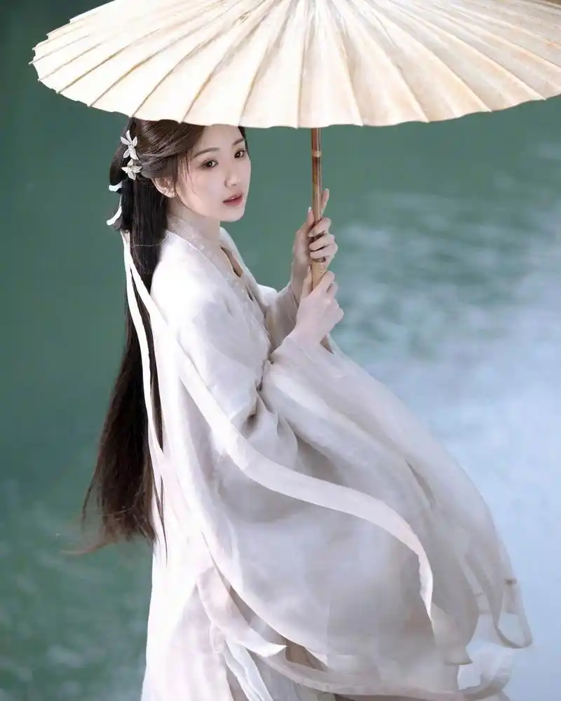 毛晓彤古风清冷造型 毛晓彤翩翩登场,着一身古装,婀娜多姿,清新动人.