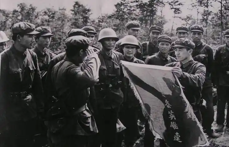 中越战争打入越南旧照给女俘疗伤