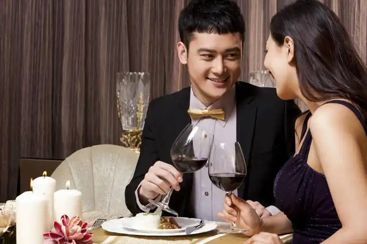 葡萄酒,东方人,成年人,两个人,夫妻,坐,横图,晚礼服,爱情,吃饭,快乐